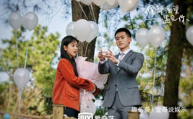 42岁马丽登《趋势》开年封面，穿玫瑰袖深V礼服，如美神降临